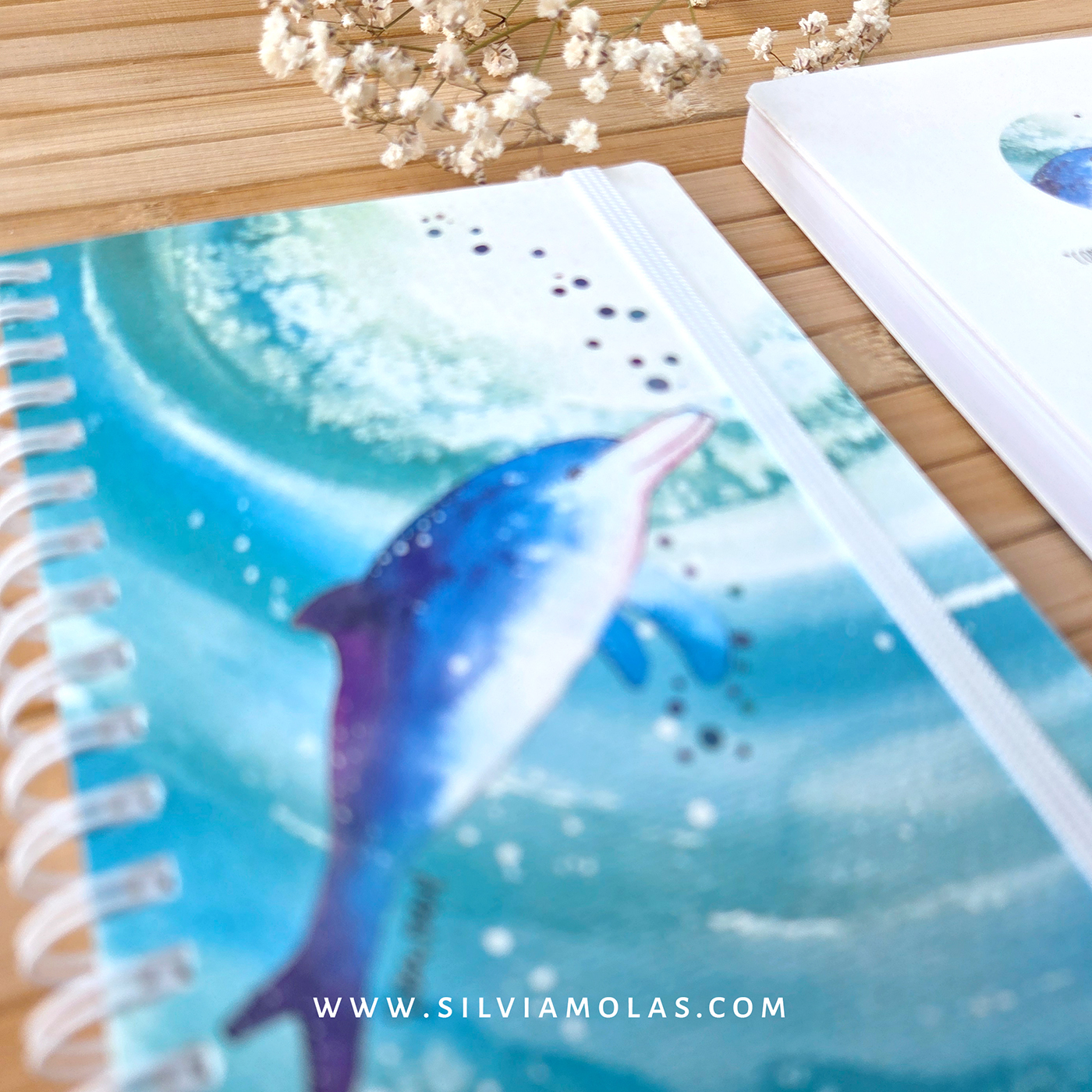 Libreta_A6_Dofi_Foto3 Llibreta 10x15 cm “Dofí”
Connecta amb el teu esperit lliure.