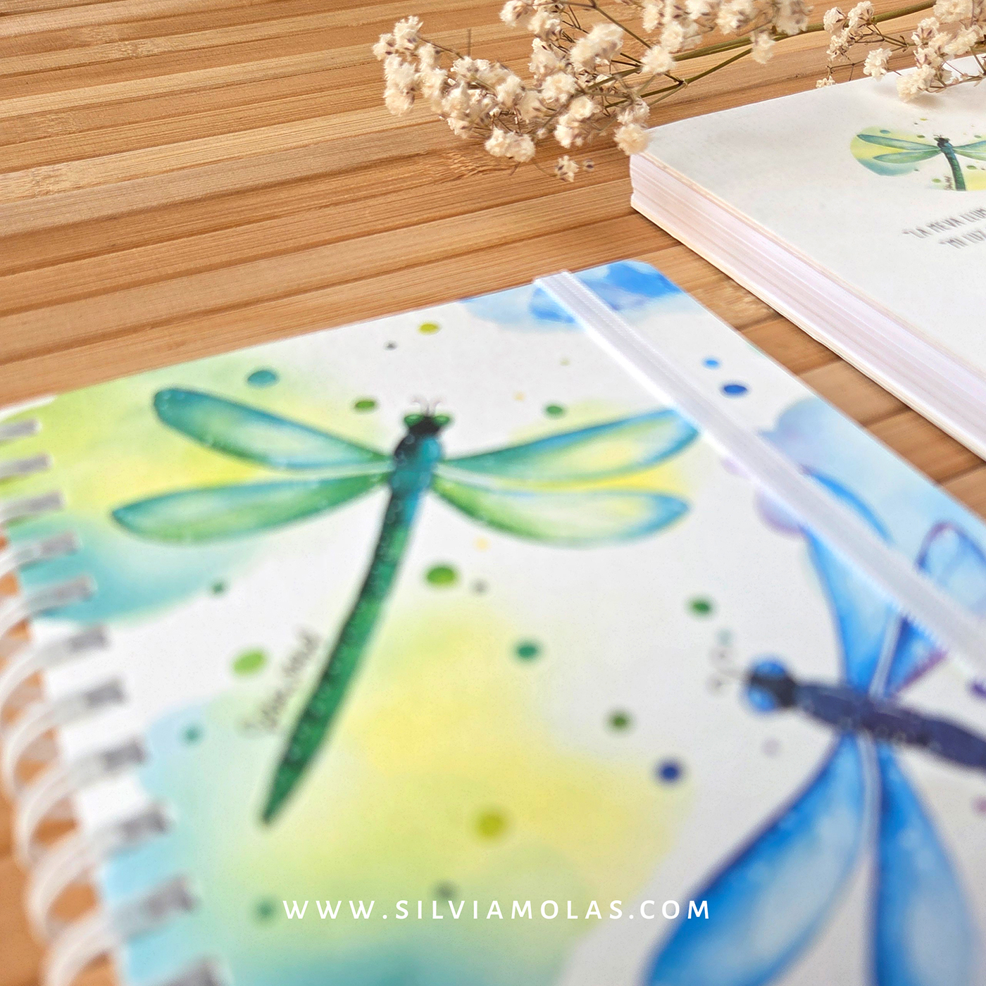 Libreta_A6_Libelules_Foto3 Llibreta 10x15 cm “Libèl·lules” La meva llum em guía cap a nous horitzons.