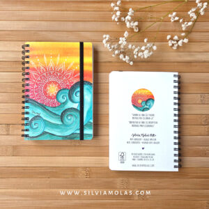 Llibreta 10x15 cm “Sol i onades”
Gaudir la vida és trobar motius per celebrar-la.